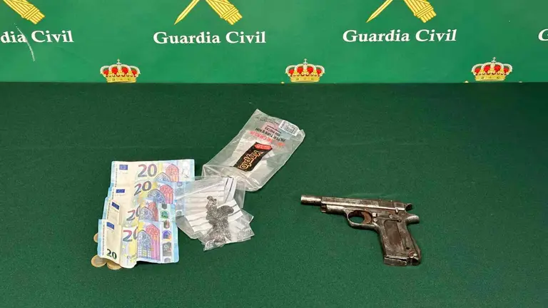 El arma y la droga incautadas a la pareja navarra. GUARDIA CIVIL DE NAVARRA
