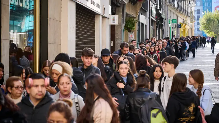 Starbucks inaugura su nuevo local entre las calles Chapitela y Mercaderes de Pamplona. PABLO LASAOSA