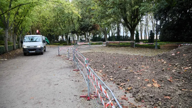 Miembros de la Gerencia y la Comisión de Urbanismo del Ayuntamiento visitan la zona del Vistabella para estudiar la intervención de pavimentado de caminos interiores en la Taconera. IÑIGO ALZUGARAY