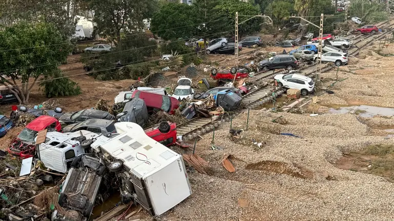 Vista general de las vías del tren a su paso por la localidad de Alfafar tras las intensas lluvias de la fuerte dana que afecta especialmente el sur y el este de la península ibérica. EFE/Raquel Segura