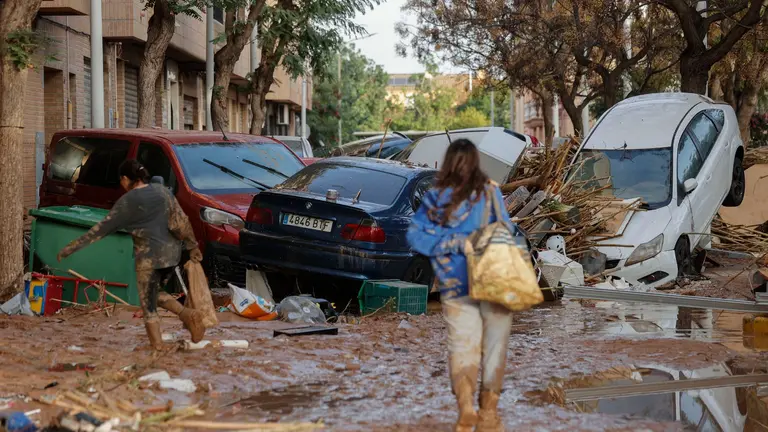 Vista de una calle afectada en Paiporta, tras las fuertes lluvias causadas por la DANA. La alcaldesa de Paiporta (Valencia), Maribel Albalat, ha confirmado que al menos hay 34 fallecidos en su municipio a consecuencia de la dana que ha afectado a la Comunidad Valenciana. EFE/Manu Bruque