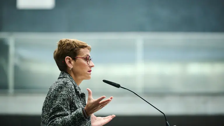 La presidenta María Chivite atiende a los medios de comunicación durante el pleno del Parlamento. PABLO LASAOSA