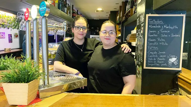 Stephanie y Grecia en la barra del Rincón del Pana en la calle Tafalla 6 de Pamplona. Navarra.com