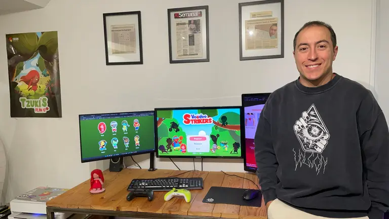 Javier Pérez, con el juego Voodoo Strikers. CEDIDA