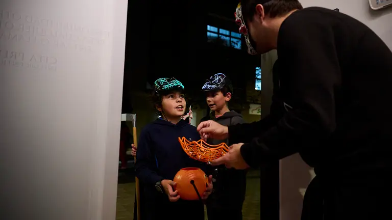 Los vecinos y vecinas de Sarriguren celebran Halloween por las calles y bares de la localidad. PABLO LASAOSA