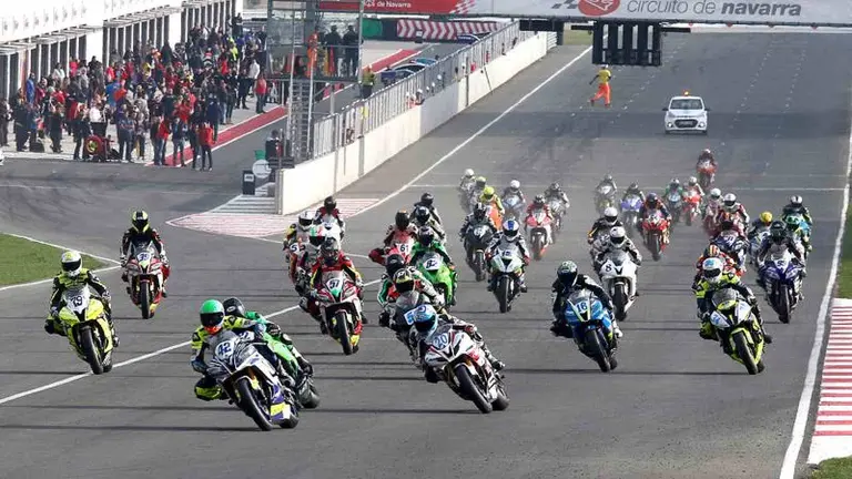 Salida de una prueba de motos en el Circuito de Navarra. CIRCUITO DE NAVARRA