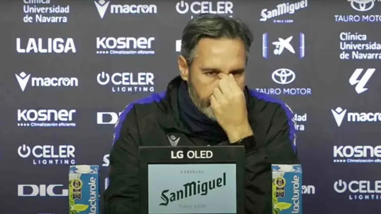 Vicente Moreno llorando durante la rueda de prensa tras la tragedia de Valencia, de donde él procede. OSASUNA