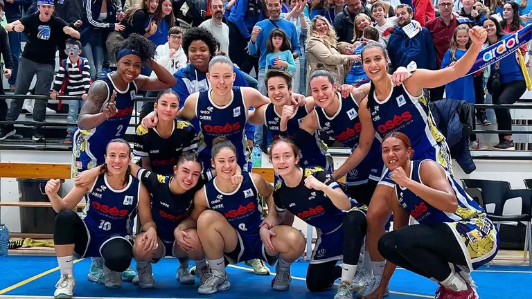Las jugadoras del FNB Ardoi celebran su primera victoria en la Liga Femenina Endesa. Facebook Ardoi Baloncesto.