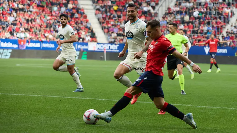 Sergio Herrera (1. CA Osasuna) durante el partido de La Liga EA Sports entre CA Osasuna y Real Valladolid CF disputado en el estadio de El Sadar en Pamplona. IÑIGO ALZUGARAY
