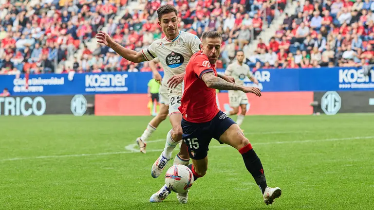 Lucas Rosa (22. Real Valladolid CF) y Rubén Peña (15. CA Osasuna) durante el partido de La Liga EA Sports entre CA Osasuna y Real Valladolid CF disputado en el estadio de El Sadar en Pamplona. IÑIGO ALZUGARAY