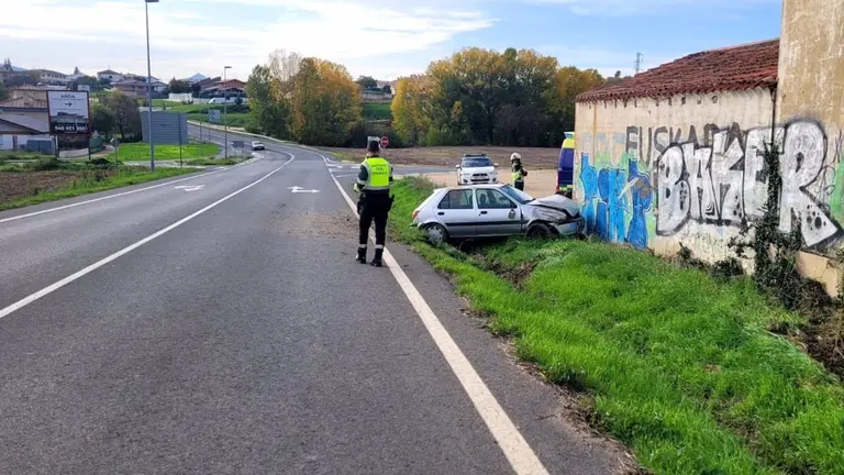Vehículo accidentado en la carretera NA-1110 en Villatuerta. - GUARDIA CIVIL