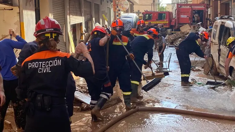 Voluntarios de Protección Civil Navarra en Valencia ayudan tras el paso de la DANA. NAVARRA.COM