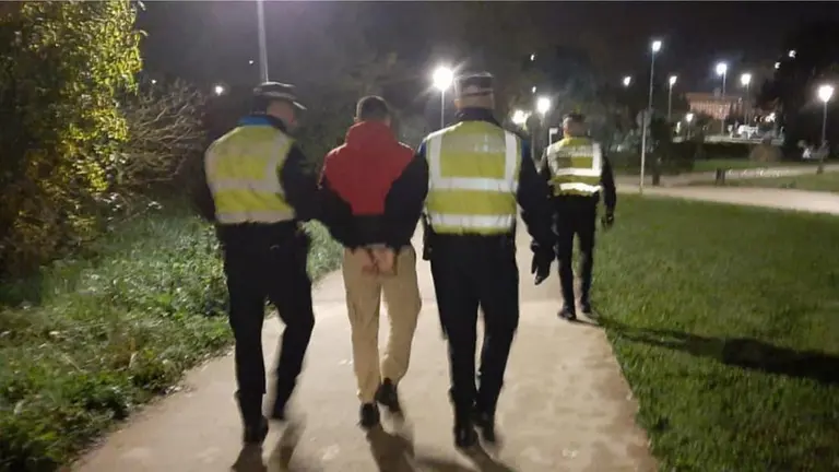 Imagen del momento de la detención de un joven acusado de tráfico de drogas en el Valle de Egües. POLICÍA LOCAL DEL VALLE DE EGÜÉS