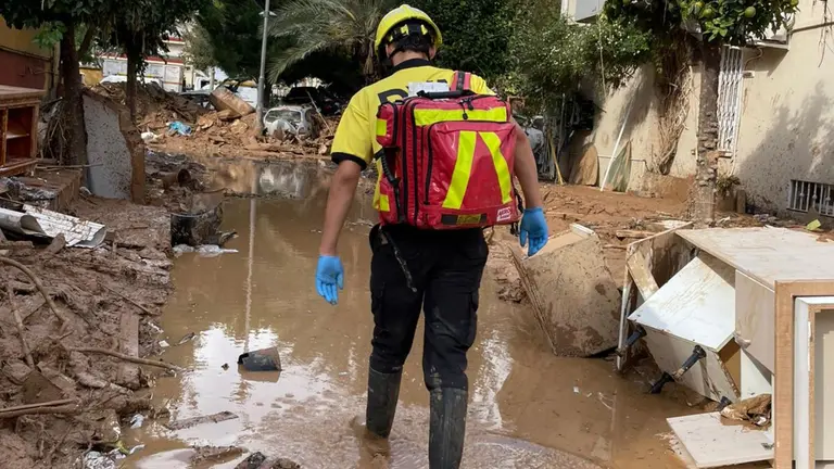 Un voluntario de DYA Navarra camina por una calle arrasada por la Dana en Navarra. CEDIDA