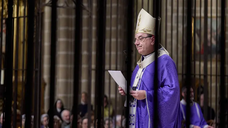 Misa oficiada por el arzobispo Florencio Roselló por las víctimas de la DANA de Valencia en la Catedral de Pamplona. IÑIGO ALZUGARAY