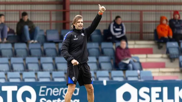 Dani Pendín dirige un entrenamiento en las instalaciones de Tajonar. CA Osasuna.