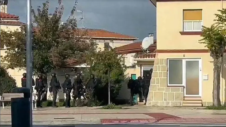 Agentes del Grupo de Intervenciones Especiales de la Policía Foral en la operación antidroga en Pamplona. POLICÍA FORAL