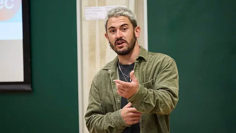 Ahikar Azcona mantiene un encuentro con estudiantes de la Facultad de Ciencias Económicas y Empresariales de la UPNA. MIGUEL OSÉS