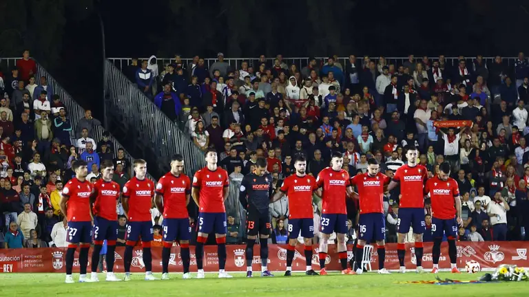 Los jugadores rojillos guardan un minuto de silencio en Chiclana. CA Osasuna.