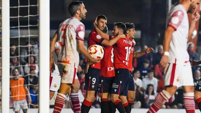 El delantero de Osasuna Raul García de Haro (2-i) celebra tras marcar el primer gol, durante el partido de la Copa del Rey que Chiclana CF y CA Osasuna disputan este martes en el Campo Municipal de Chiclana, en Cádiz. EFE/Román Ríos