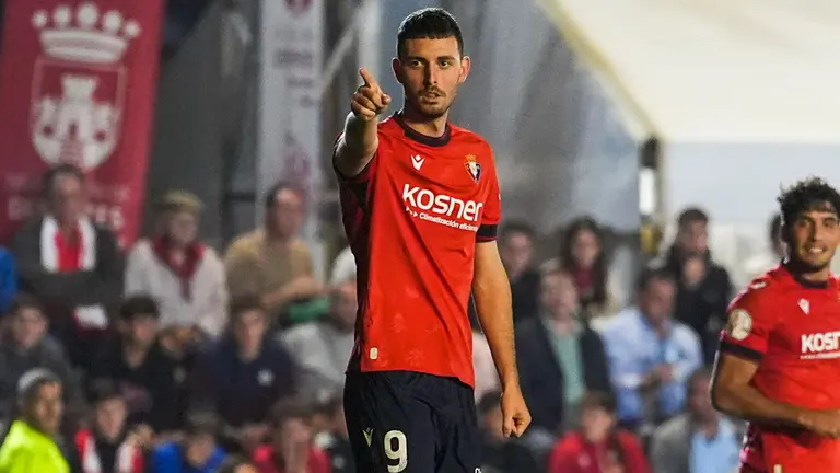 El delantero de Osasuna Iker Benito (2-i) celebra tras marcar el segundo gol, durante el partido de la Copa del Rey que Chiclana CF y CA Osasuna disputan este martes en el Campo Municipal de Chiclana, en Cádiz. EFE/Román Ríos