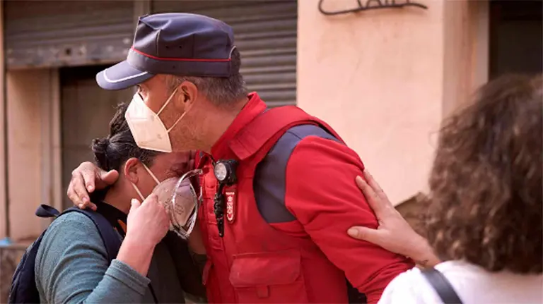 El comisario de Policía Foral Carlos Yárnoz abraza a una mujer en Paiporta. SERGIO MARTÍN / POLICÍA FORAL / CEDIDA