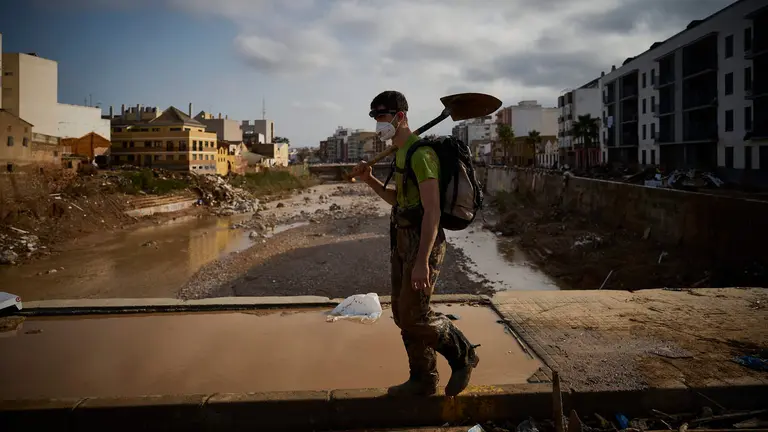 Dani, voluntario de Valencia - " Vengo a ayudar a un amigo. Llevo cuatro días sin descanso. Estoy derrotado." PABLO LASAOSA