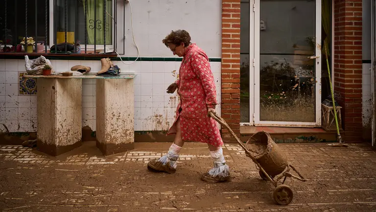 María, vecina de Massanasa. "Varios voluntarios han acudido a ayudar a mi casa. Tengo todo hecho un desastre". PABLO LASAOSA