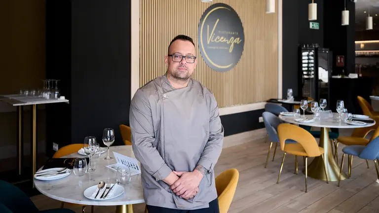 Paulo Roberto Garrido, propietario del nuevo restaurante Vicenza en la plaza Lakuondo, 4 de Mutilva Alta. PABLO LASAOSA