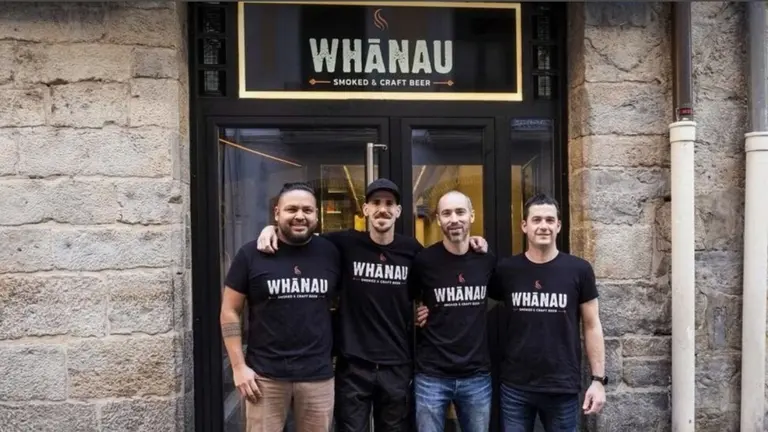 De izquierda a derecha, Jesús López, Guillermo Mazo, Eneko Méndez e Iker Moreno, los 4 socios de la cervecería artesana Whānau, en la Calle Curia, 12, en Pamplona. CEDIDA