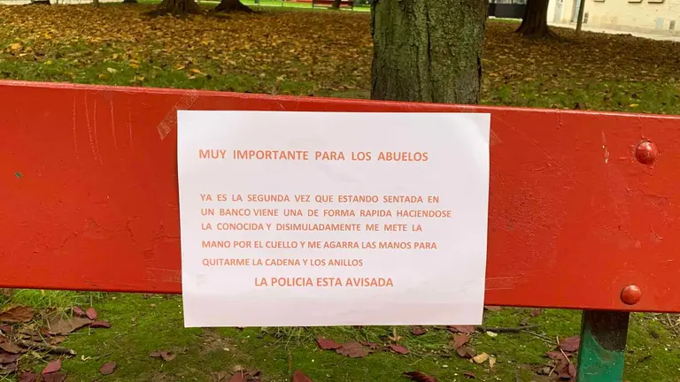Cartel en un banco de Pamplona advirtiendo de robos en la calle. Navarra.com