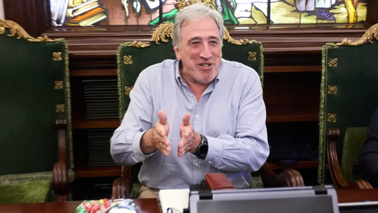 Joseba Asirón en el pleno del Ayuntamiento de Pamplona. IÑIGO ALZUGARAY