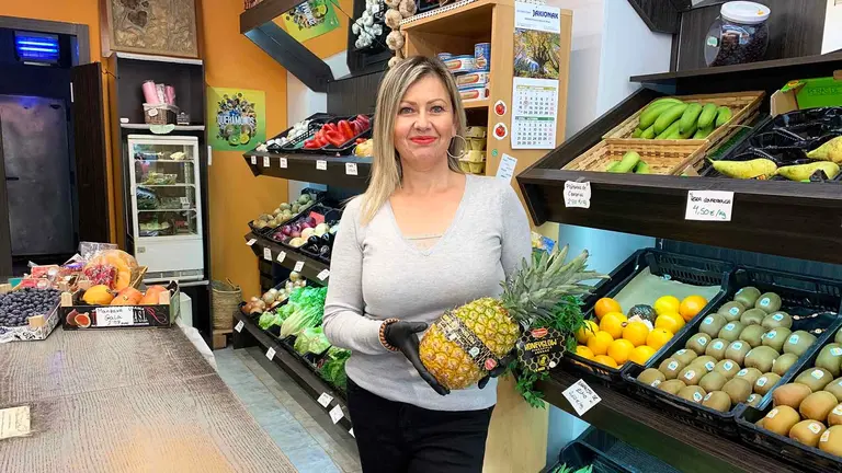 Vanya Nacheva en el interior de la frutería La Despensa de Lupe en Pamplona. Navarra.com