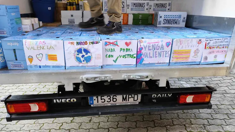 Detalle de los dibujos que los niños del colegio Teresianas han hecho para enviar su ánimo a los afectados por la DANA junto a los productos cargados en el camión. APYMA TERESIANAS