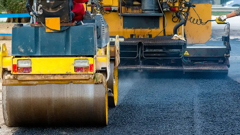 Imagen de archivo de las labores de asfaltado en la ciudad. AYUNTAMIENTO DE PAMPLONA