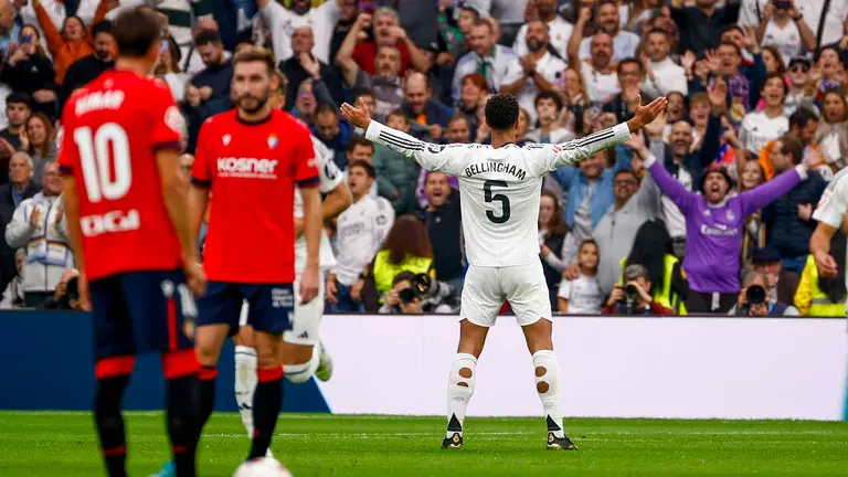 El centrocampista inglés del Real Madrid Jude Bellingham celebra su gol contra Osasuna, durante el partido de la jornada 13 de LaLiga entre Real Madrid y Osasuna, este sábado en el estadio Santiago Bernabéu en Madrid.-EFE/ Daniel González