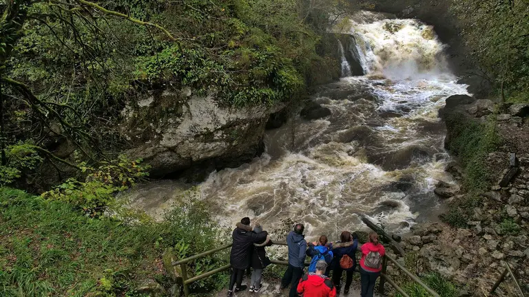 La cascada de Ixkier es uno de los atractivos turísticos mas importantes de la comunidad Foral, estos días de intensas lluvias han propiciado un intenso caudal del río Larraun mostrando la cascada su máximo esplendor ante la mirada de los turistas que la visitan. EFE/ Jesús Diges
