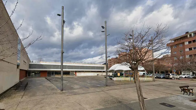 Plaza de la Casa de Cultura de Burlada, que va a ser próximamente rehabilitada. GOOGLEMAPS