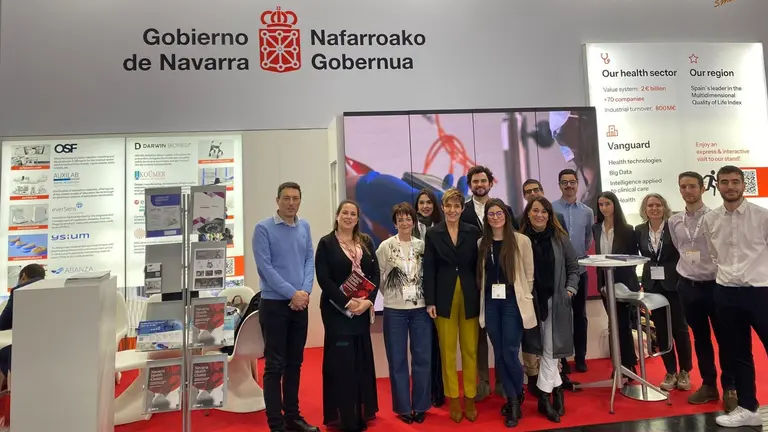 En el centro, la directora del PIN, Miren Ausín; y  representantes de las 9 empresas navarras participantes en la feria Medica. GOBIERNO DE NAVARRA