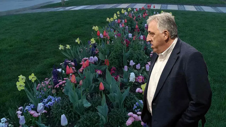 Fotomontaje de Joseba Asirón sobre una imagen de jardines de Pamplona.