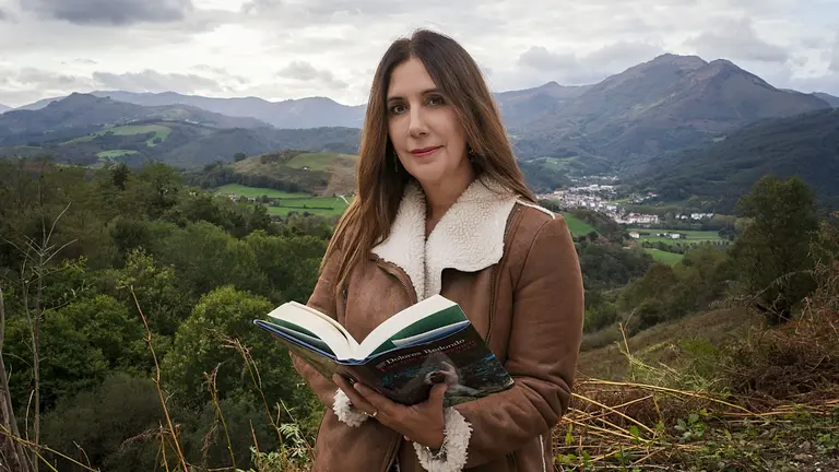 Once años después de poner por primera vez en el mapa literario el valle del Baztán, Dolores Redondo regresa al escenario del éxito con 'Las que no duermen. Nash', una novela que rastrea las huellas de la brujería en la zona y casos reales de la crónica negra española reciente. EFE/Editorial Destino/Carlos Ruiz -SOLO USO EDITORIAL/SOLO DISPONIBLE PARA ILUSTRAR LA NOTICIA QUE ACOMPAÑA (CRÉDITO OBLIGATORIO)