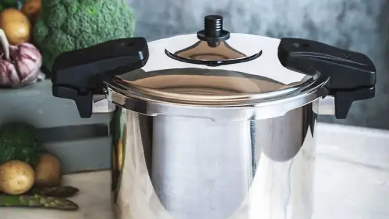 La olla express favorita del cocinero Karlos Arguiñano la fabrica la empresa navarra Jata. CEDIDA