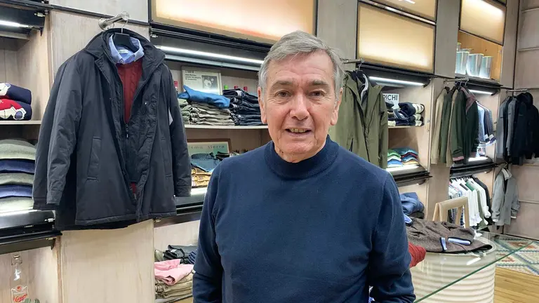 Jesús Martínez en el interior de la boutique Tierra en Pamplona. Navarra.com