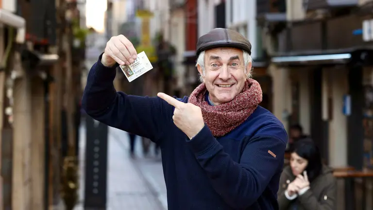 Amadeo Marín, protagonista del anuncio del sorteo de la Lotería de Navidad de este año, en el que interpreta a Julián, ha afirmado este jueves a EFE en Logroño que su deseo es que 'el gordo' llegue a los afectados por la catástrofe de las inundaciones de la dana. EFE/ Raquel Manzanares