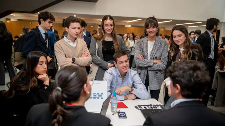 Estudiantes de la Universidad de Navarra en el último foro de empleo celebrado este año. CEDIDA