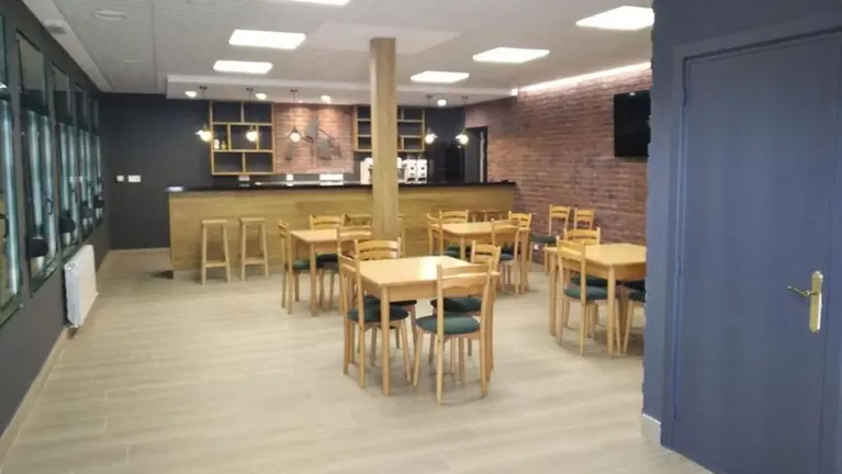 Interior del bar restaurante del centro cívico de Azuelo (Navarra). Instagram.