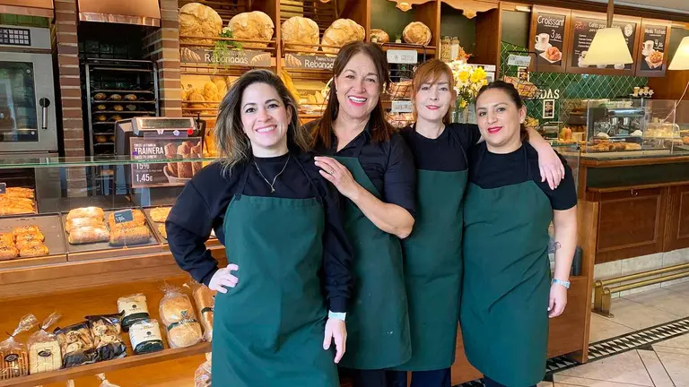 Alisbet, Marbelys, Belén y Mariuxi en la panadería taberna de San Juan Bosco en Pamplona. Navarra.com