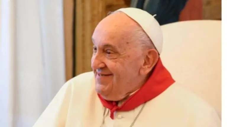 El Papa recibe en nombre de la Diócesis un pañuelo personalizado y una imagen de San Fermín. CEDIDA