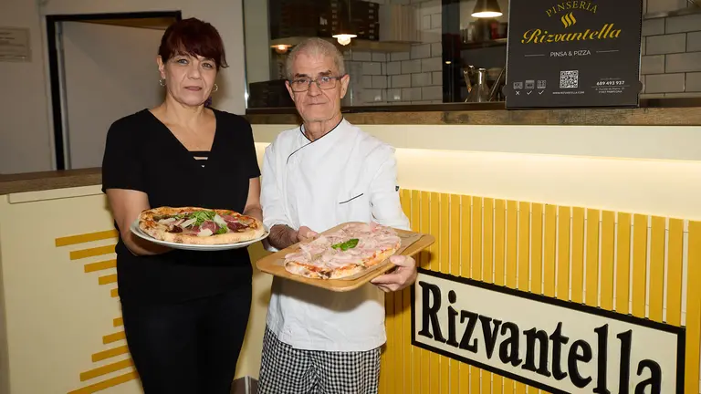 Susana Uniachenco y Fran Davoudi, de la pizzería Rizvantella, en la calle Fuente del Hierro 21 de Pamplona. IÑIGO ALZUGARAY