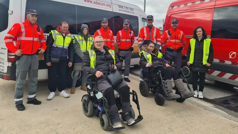 Víctimas de accidentes de tráfico en Navarra posan junto a agentes de la Policía Foral. CEDIDA